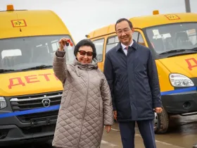 Айсен Николаев передал школам и колледжам Якутии ключи от 27 новых автобусов