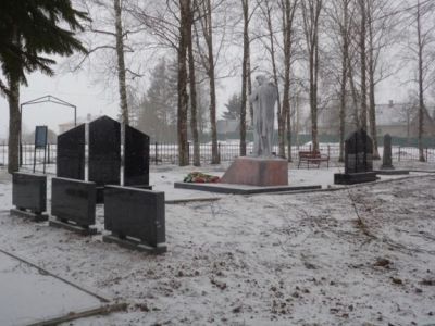 Братская могила воинов Советской Армии, погибших в боях с немецко-фашистскими захватчиками в период Великой Отечественной войны 1941-1945 гг.