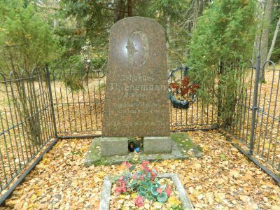 Могила И.Тинеманна, орнитолога (1863-1938 гг.)