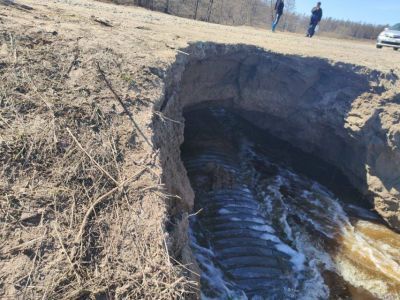 В Якутии возле села Сырдах Усть-Алданского района размыло автодорогу