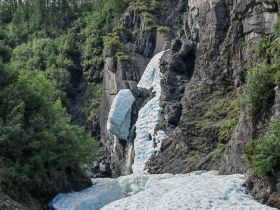«В горах Семи Хребтов. Водопады хребта Сэттэ Дабан»