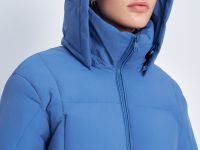 Пуховое пальто с капюшоном и воротником-стойкой