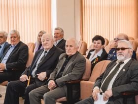 Секретарь СЖР Владимир Касютин вручил награды липецким журналистам