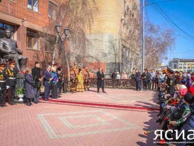 Якутяне возложили цветы к памятнику Никифорова-Кюлюмнюра