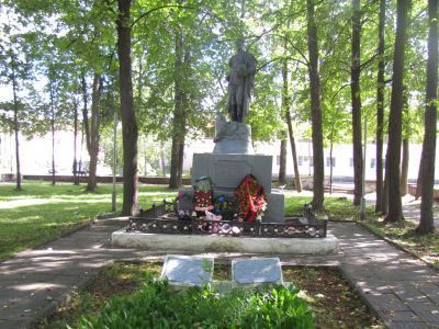 Могила командира 17-й истребительско-противотанковой бригады Героя Советского Союза, полковника В.Л.Недоговорова