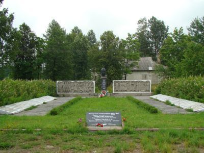 Братская могила воинов Советской Армии, погибших в 1944 г. Здесь же похоронен Никитченко Никита Васильевич (1903-1944), Герой Советского Союза