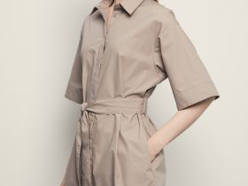 Платье с коротким рукавом и поясом