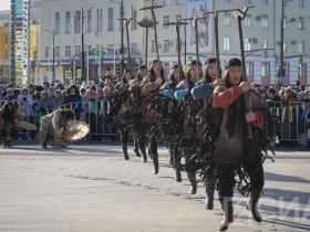 В Якутске на площади Республики открыли большой театральный сезон