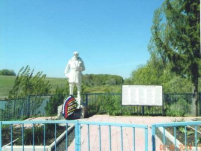 Братская могила советских воинов