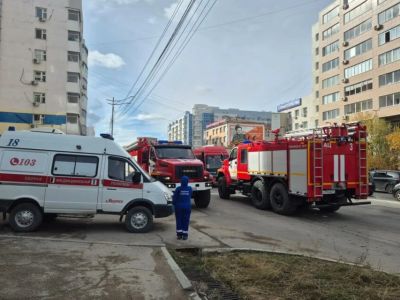 В Якутске пожар вспыхнул в магазине на первом этаже жилого дома