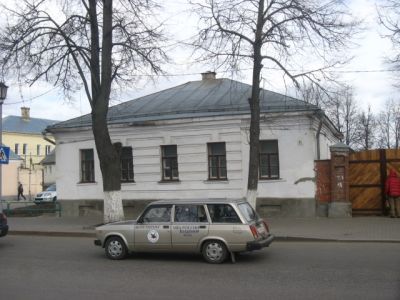 Здание замыкает порядок домов центральной улицы