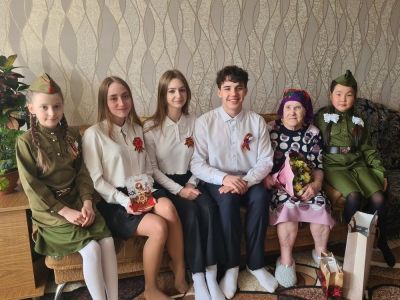 Ветерана тыла поздравили школьники «девятнадцатой»