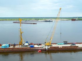 На правом берегу Лены установили свайные основания под пять опор будущего моста