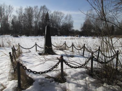 Братская могила 3-х советских граждан: Андрианова Тита Васильевича, Иваничкина Петра Фомича, Азаренкова Василия Даниловича, замученных гитлеровцами в 1942 г. за связь с партизанами