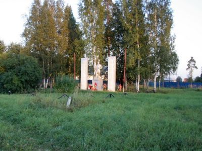 Памятник-стела советским воинам - освободителям поселка в 1944 г.