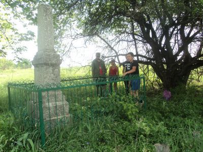 Братская могила 7 советских воинов, погибших в бою с фашистскими захватчиками