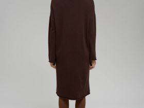 Вязаное платье свободного кроя с воротником-стойкой