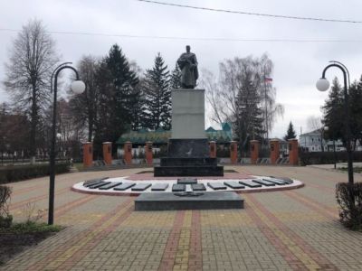 Братская могила воинов Советской Армии и партизан, погибших в период Великой Отечественной войны. Захоронено 663 человека, установлено фамилий на 292 человека. Скульптура установлена в 1963 году