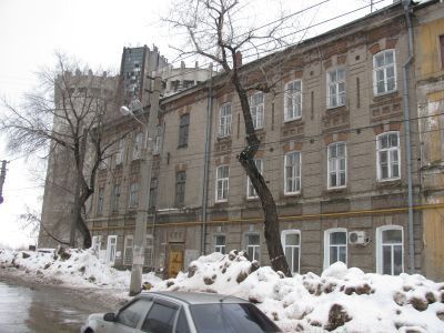 Усадьба Соколовых: дом для служащих, жилой дом с аркой ворот, службы