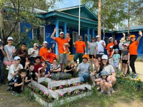 Волонтеры «Полиметалла» сделали цветочный подарок школе-интернату