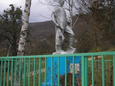 Братская могила советских воинов, погибших в боях с фашистскими захватчиками