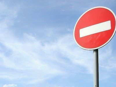 В Усть-Майском районе Якутии из-за повышения уровня воды в реке закрыт проезд на автодороге