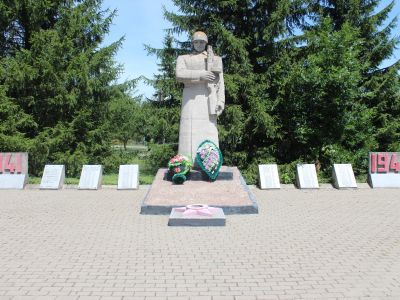 Обелиск погибшим воинам-землякам