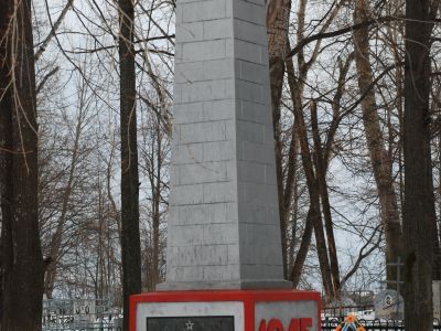 Воинское кладбище, на котором захоронено 23 советских воина, умерших от ран в госпитале в годы Великой Отечественной войны (Установлены надгробные плиты и обелиск)