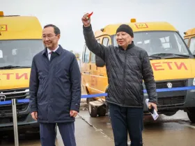 Айсен Николаев передал школам и колледжам Якутии ключи от 27 новых автобусов