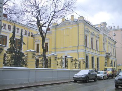 Ограда с пилонами ворот