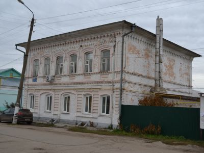 Жилой дом с торговым помещением