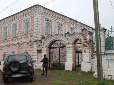 Каменный дом с воротами