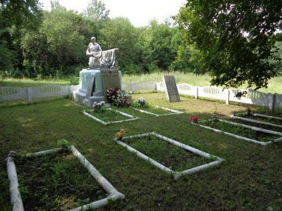 Братская могила воинов, погибших в 1942 - 1943 гг.