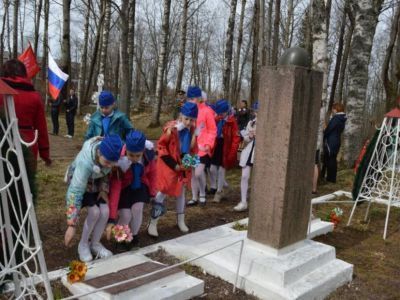 Могила Толстопятова Ивана Илларионовича, рабкора губернской газеты "Звезда", убитого в 1925 году врагами Советской власти