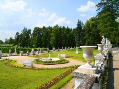 Регулярный сад со скульптурами и малыми архитектурными формами
