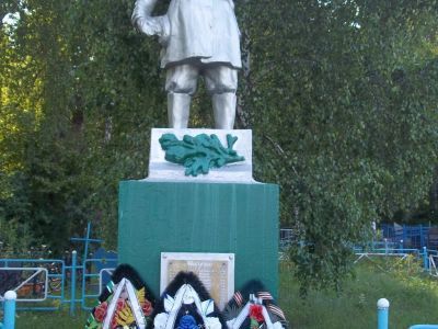 Братская могила партизан и жителей дер. Макарово, расстрелянных немецко- фашистскими оккупантами в 1942 году.  Памятник сооружен в 1952 году (количество захороненных не установлено)