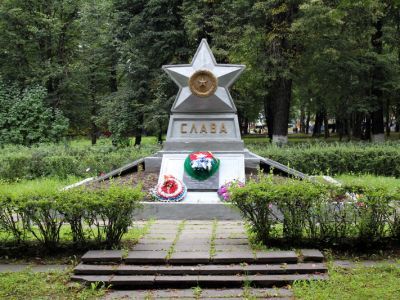 Памятное место, где захоронены партизаны, погибшие при эвакуации в 1941-1944 гг. Установлен памятник-звезда