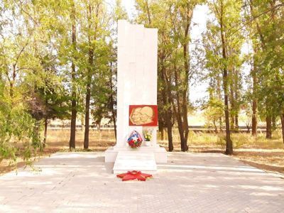 Братская могила советских воинов, погибших в период Сталинградской битвы