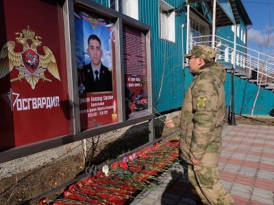 В Якутской кадетской школе установили памятный стенд о погибшем сотруднике Росгвардии