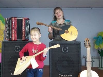 Гитары, домры и другие инструменты доставлены в школу искусств Черского по нацпроекту «Культура»