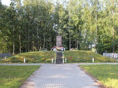 Братское захоронение советских воинов, погибших в 1941-44 гг. Здесь установлены памятные доски погибшим в годы войны на Ладоге курсантам военно-учебных заведений Ленинграда, работникам Севзапречпароходства и др., местное название - «Ладожский курган»