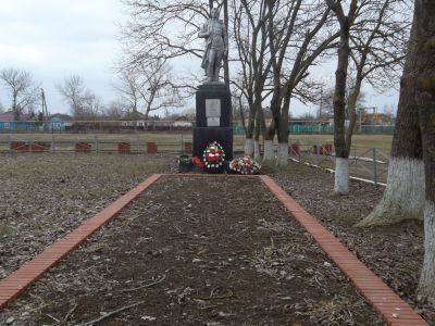 Братская могила советских воинов