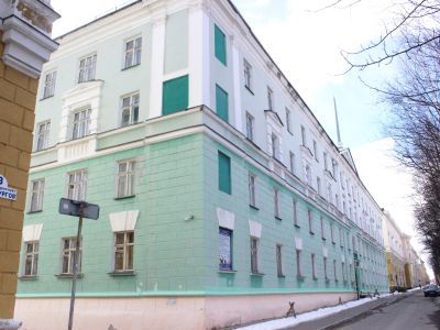 Здание общежития Мончегорского политехнического колледжа (бывшего Мончегорского горно-металлургического техникума)