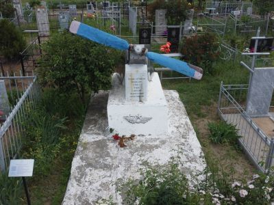 Братская могила экипажа бомбардировщика, погибшего в дни Сталинградской битвы