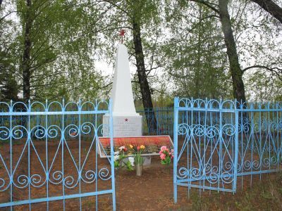 Братская могила 53 воинов Советской Армии, погибших в 1941-1943 гг. в боях с немецко-фашистскими захватчиками