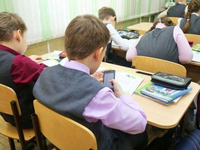 Министерство просвещения России предлагает ограничить использование мобильных телефонов в школах