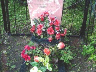 Братская могила 3 советских воинов, погибших в 1941 и 1943 гг. в боях с немецко-фашистскими захватчиками