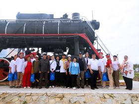 Московские школьники передали памятный костыль строителям железной дороги Якутск – Магадан