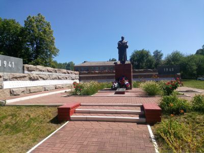 Братская могила советских воинов, погибших в боях с фашистскими захватчиками в 1943 году. Захоронено 9 человек, имена установлены. Скульптура советского воина