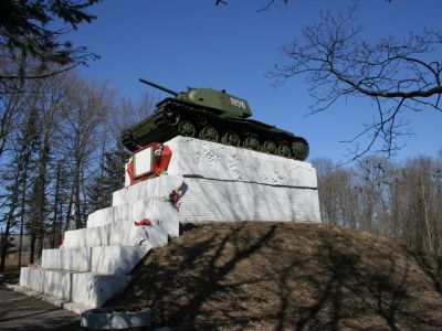 Танк «Т-34», установленный в честь освобождения Ропши 19 января 1944 г.